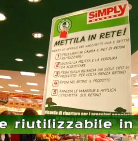 Un cartello dentro al supermercato Simply che spiega la campagna di sensibilizzazione Mettila in rete di Porta la Sporta
