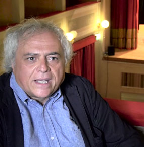 Andrea Tagliapietra viene intervistato seduto nel palchetto di galleria un teatro e vediamo il palco sullo sfondo