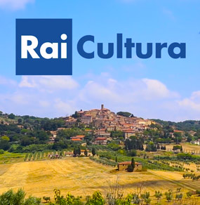 Le campagne toscane riprese dal drone e il logo Rai Cultura visibile nel cielo della parte alta immagine